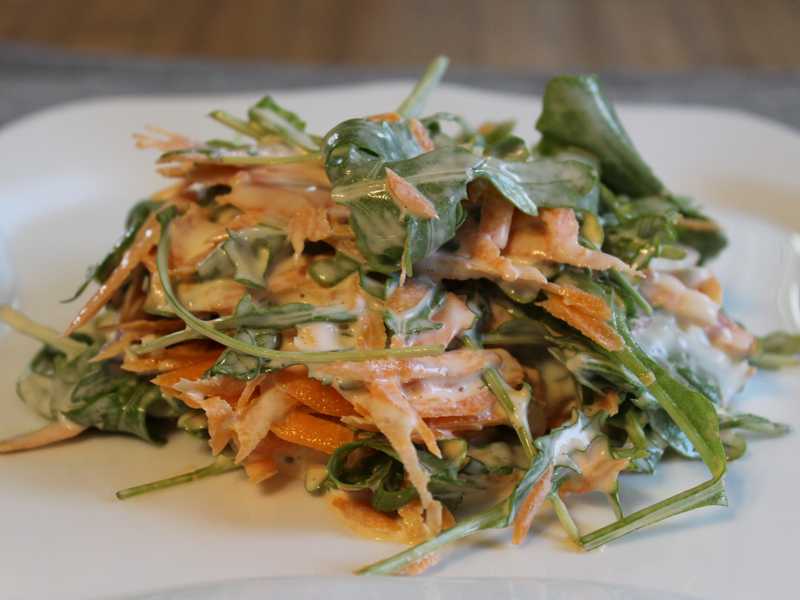 Салат из моркови, руколы и заправленный майонезом