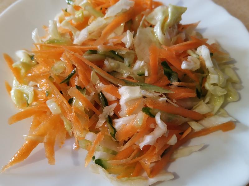 Салат из моркови и капусты с огурцами