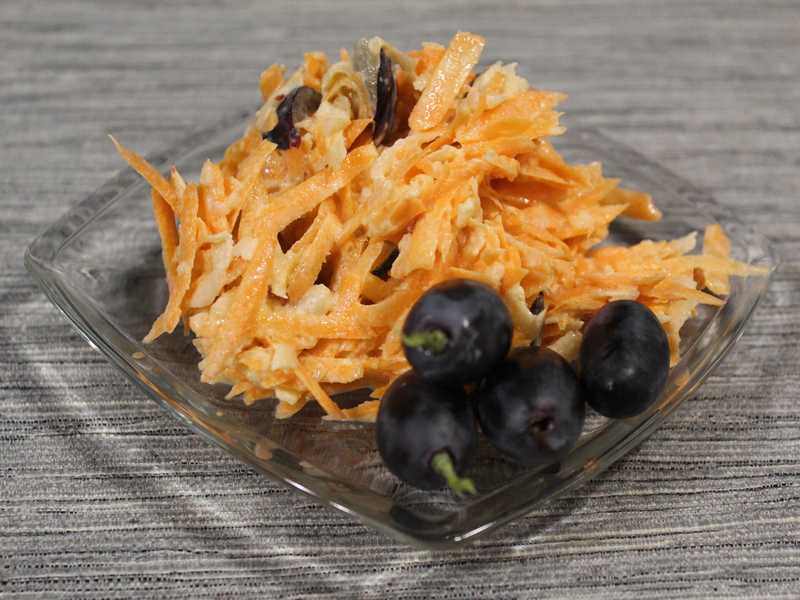 Салат морковный с виноградом