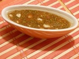 Пикантный дрессинг, подходящий для летних салатов