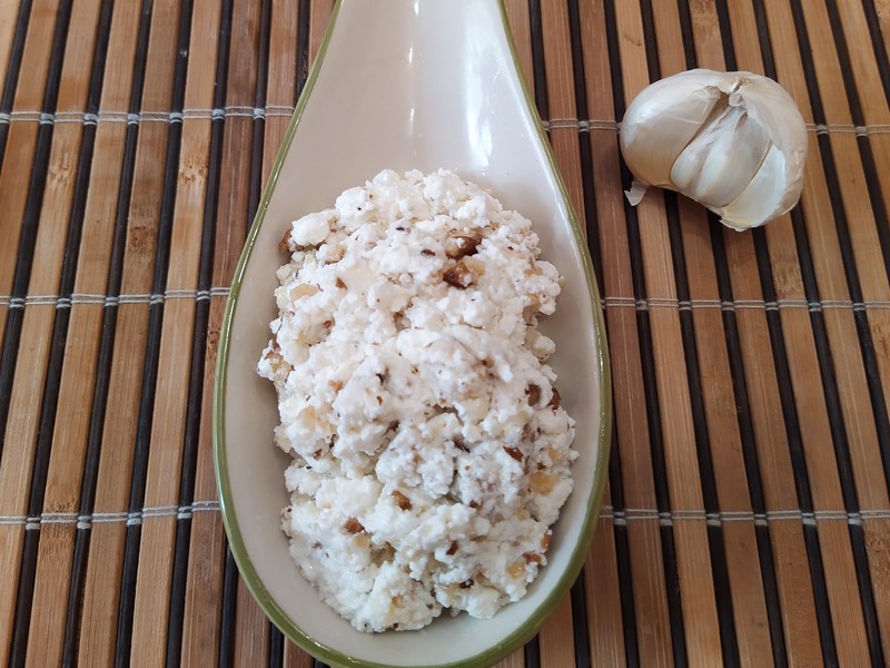 Творожная закуска с чесноком и орехами