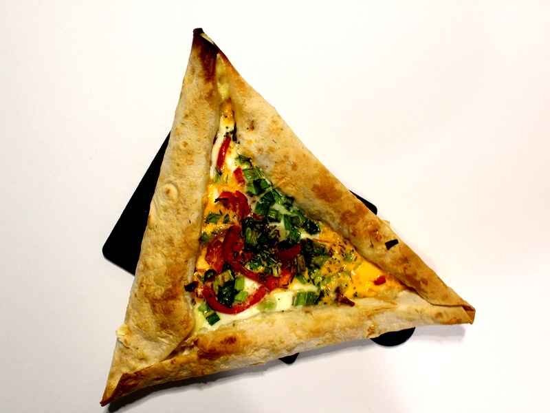 Рецепт пиццы из лаваша с сыром и яйцами